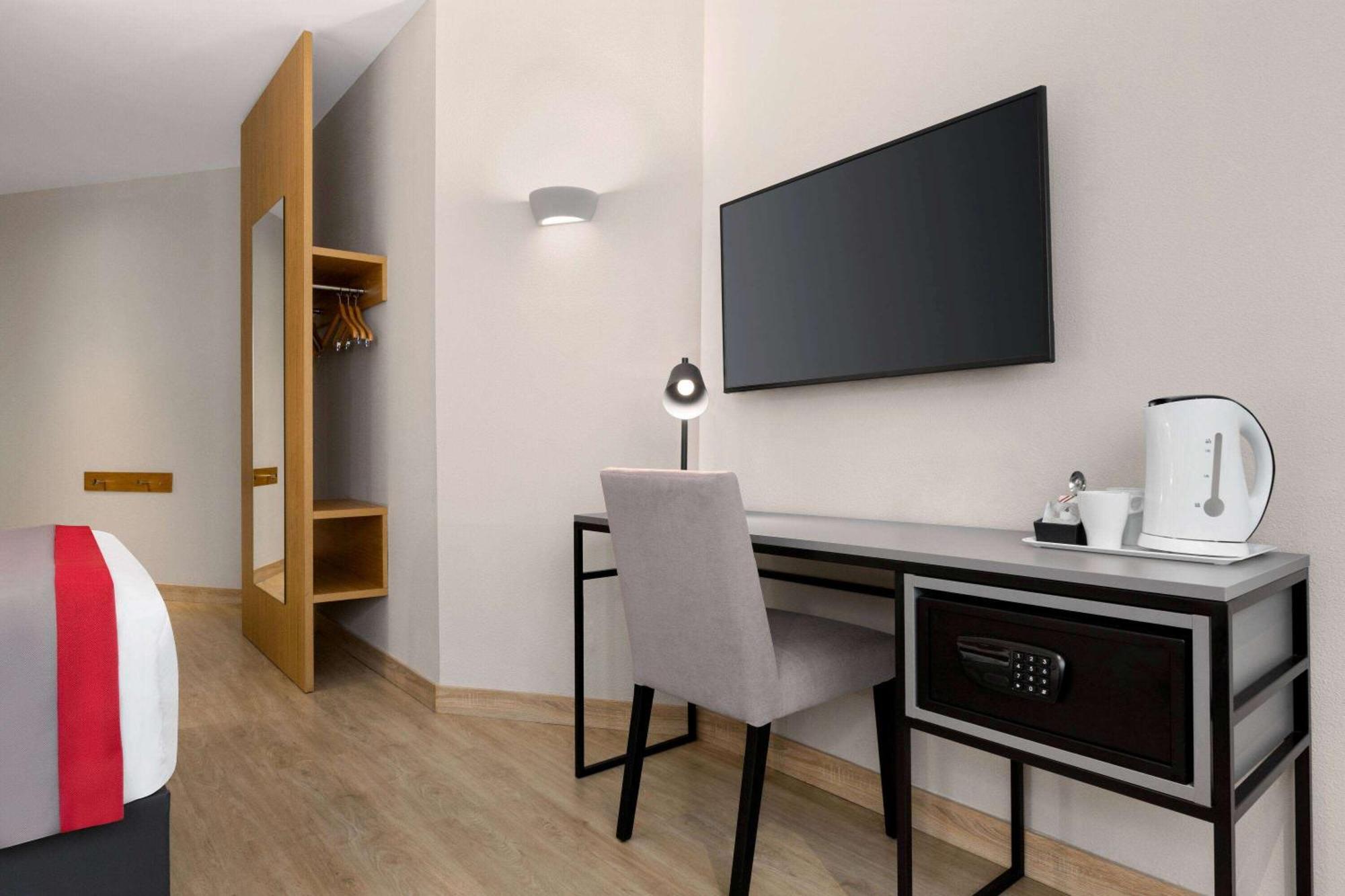 Twin Room - Mobility Access/Non-Smoking,1710270083:JPEG